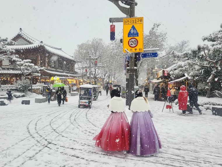 전주 한옥마을은 겨울에 방문하기 좋은 곳입니다. 한옥의 아름다움이 눈에 띄는 이곳에서는 전통 차를 마시거나, 전주의 유명한 음식인 비빔밥을 맛볼 수 있습니다. 또한, 한복을 입고 한옥마을을 돌아보는 것도 잊지 못할 추억이 될 것입니다.